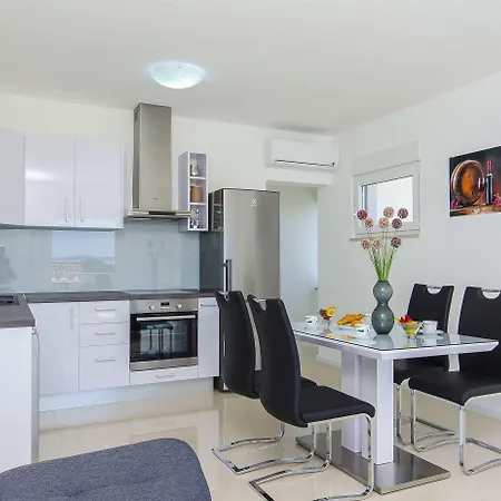 Apartman V *
